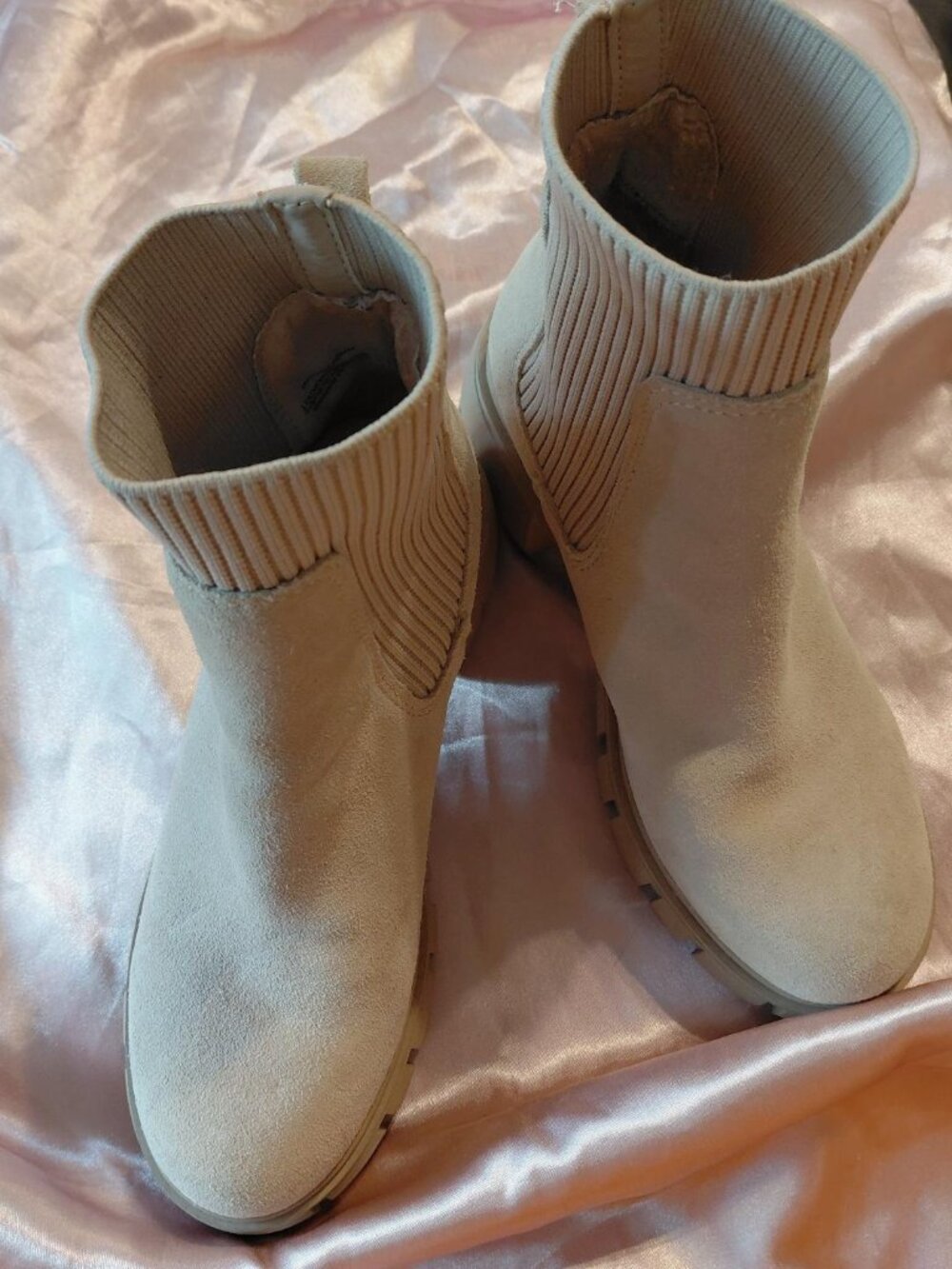 NWOB Steve Madden Hutch Taupe Lug Sole Chelsea Boot